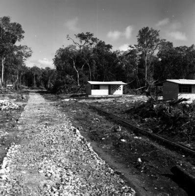 Calle de terraceria y casas ruticas en el póblado de popolna Yucatán