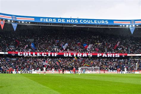 Foot PSG PSG Le Parc des Princes et la Tour Eiffel le Qatar moqué