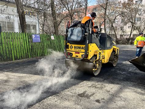 B Se Repar Gropile Din Sectorul Vehiculele De Asfaltare Au