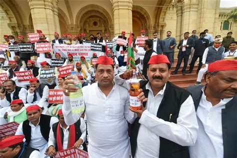 Samajwadi Party Leaders Stage A Protest On The First Day Of Budget