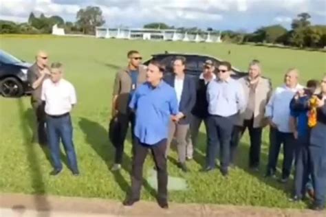 Bolsonaro Rompe O Sil Ncio E Volta A Falar Apoiadores Na Porta Do