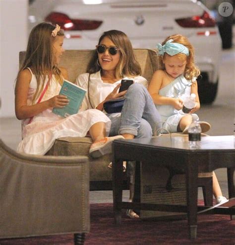 Photo Jessica Alba Fait Du Shopping En Compagnie De Ses Deux Filles