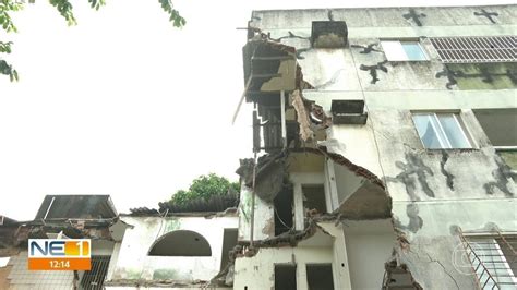 Parte de prédio abandonado desaba no Recife bombeiros retiram