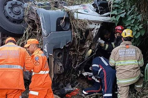 Caminhão caixas de leite tomba e mata condutor de 35 anos na Serra