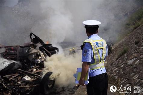 云南：货车高速连撞两车后起火烧成一堆废铁 驾驶员当场死亡 凤凰资讯