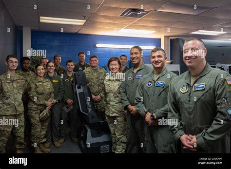 La sargento principal de la Fuerza Aérea Joanne S Bass posa con