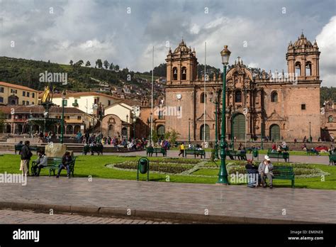 Peru Cusco La Catedral Siglo XVI La Plaza De Armas Fuente Con Rey