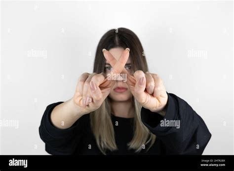 La fille blonde fait un signe interdit avec les doigts J ai dit non Une femme en colère