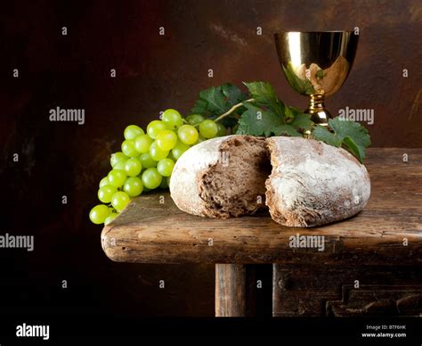 La santa comunión imagen mostrando un cáliz con uvas y pan Fotografía