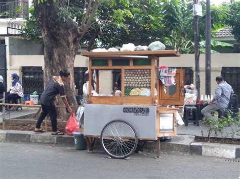 Edan Ribuan Butir Bakso Gerobak Ini Ludes Setiap Hari Antrenya