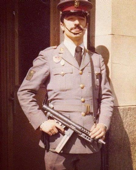 Policía del Cuerpo de Policía Armada en uniforme de servicio Años 70