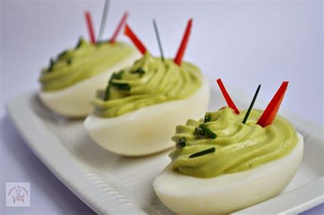 Oua Umplute Cu Pasta De Avocado Si O Recomandare Food Desserts Recipes