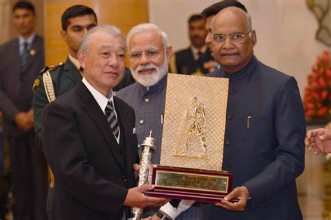 President presents Gandhi Peace Prize - Dynamite News