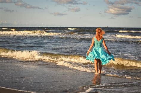Belle Femme Blonde Aux Cheveux Sur La Plage Photo Stock Image Du Beau Course 245315964