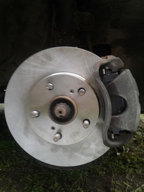 Передние тормозные диски и колодки — Toyota Corolla (140/150), 1,6 л ...