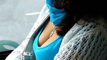 chica con grandes tetas va a la oficina en autobús XVIDEOS