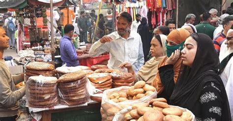 পা ফেলার জায়গা নেই নাখোদা মসজিদ সংলগ্ন ইফতারি বাজারে