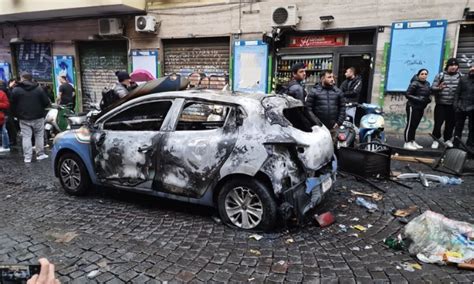 Guerriglia a Napoli con gli ultrà dell Eintracht Scontri con le forze