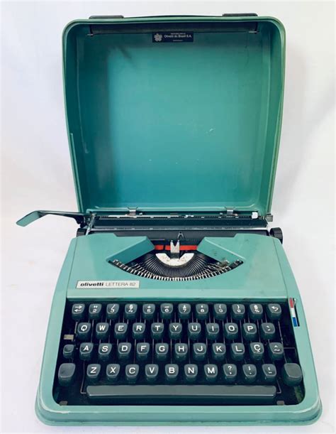 Máquina de escrever Lettera 82 Olivetti anos 80 e