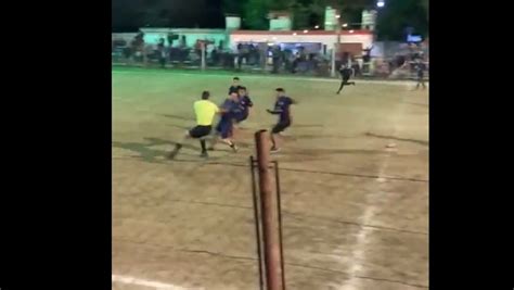 Vídeo Árbitro é espancado por jogadores e torcedores em partida de