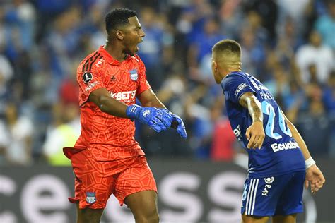 Goleiro De Pr Ximo Advers Rio Do Atl Tico Mg Premiado Ap S Incr Vel