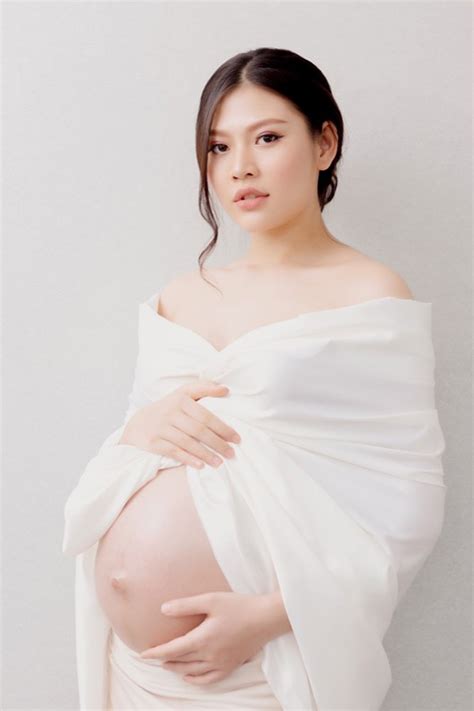 Chúng Huyền Thanh cùng ông xã khoe bộ ảnh bán nude cận ngày sinh nở