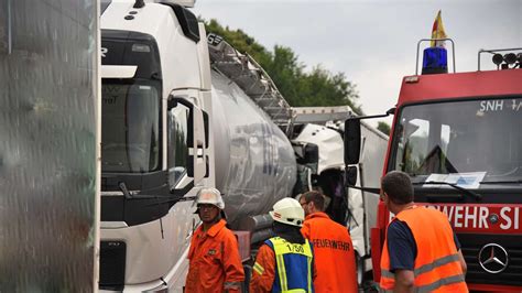 FOTOS Sinsheim Vollsperrung Und Stau Nach Lkw Unfall Auf A6 Richtung