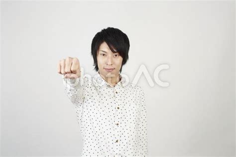 拳を突き出す男性 No 183719｜写真素材なら「写真ac」無料（フリー）ダウンロードok