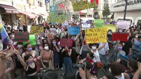 Manifestaciones En Turquía Contra La Salida Del Convenio De Estambul