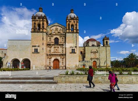 El Famoso Templo De Santo Domingo De Guzmán En El Centro Histórico De