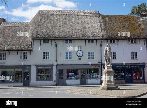 England, Wiltshire, Pewsey, King Alfred the Great statue Stock Photo ...