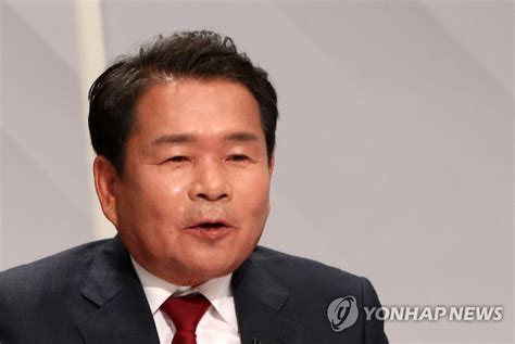 토론회 참석한 신경호 강원교육감 후보 연합뉴스