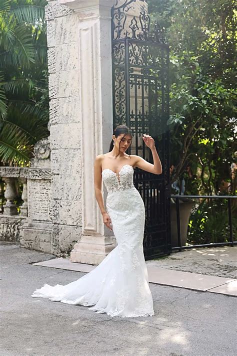 Sexy Strapless Allover Lace Fit And Flare Wedding Dress With Sweetheart Neckline