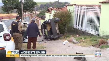 Motorista fica ferido após carro bater em muro de casa e capotar no