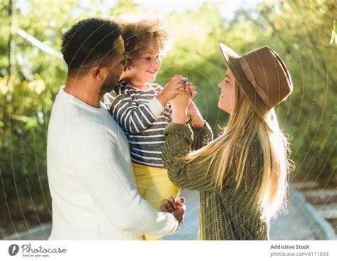 Gl Ckliche Familie Hat Spa Im Park Ein Lizenzfreies Stock Foto Von