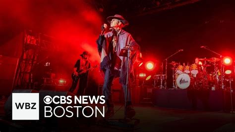 Jane S Addiction Frontman And Guitarist Get Into Fight Onstage At