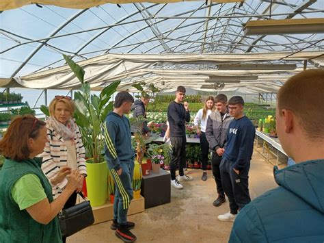 Agrotehni Ari Na Terenskoj Nastavi Srednja Kola Mate Balote Pore