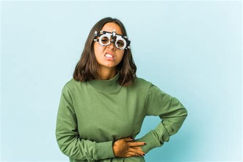 Mulher latina jovem oculista tendo uma dor no fígado dor de estômago Foto Premium