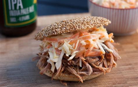 Pulled Pork I Burgerbolle Med Coleslaw Og BBQ Sauce