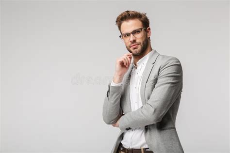 Retrato De Un Joven Caucásico Posando En La Cámara Y Mirando a Un Lado