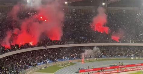 VIDEO Napoli Milan Ancora Fermento In Curva B Fumogeni E Cori Contro