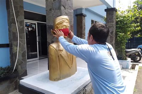 Patung Tirto Bermasker Jadi Simbol Wartawan Harus Jaga Diri Dari Covid