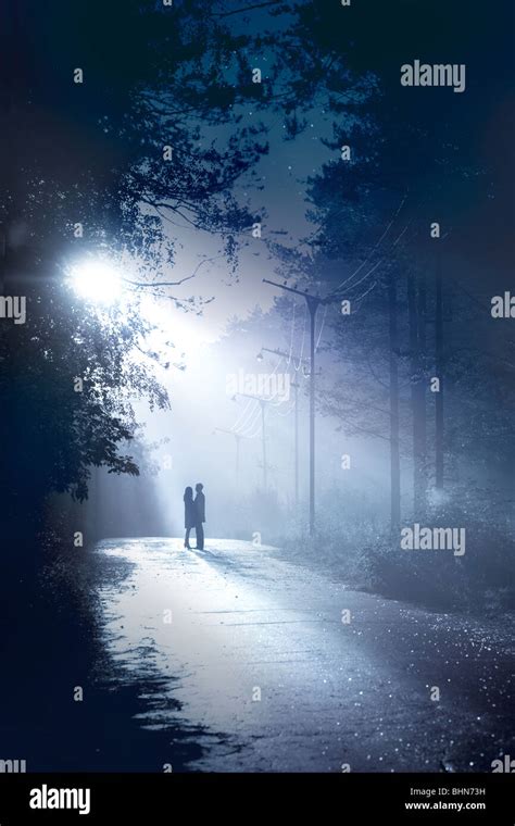 Silhouette couple moonlight hi-res stock photography and images - Alamy