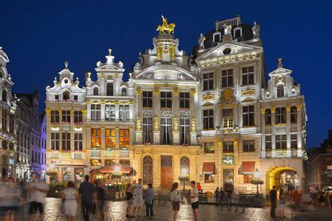 La Iluminación Ed Crea Un Ambiente Nocturno Mágico Para La Grand Place