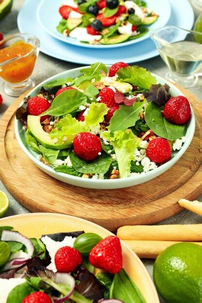 Concepto De Ensalada De Comida Sabrosa Con Fresa Foto Premium