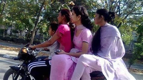 Aksi Nyeleneh Orang India Boncengan Naik Motor Tak Beda Jauh Dari Indonesia Hot Liputan