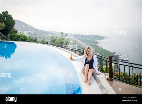 Das Mädchen Im Bikini Stockfotos und bilder Kaufen Alamy