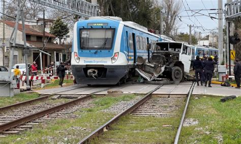 El Tren Roca chocó contra un camión que cruzó con la barrera baja y se