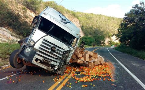 Fotos Imagens Acidente Entre Van E Carreta Deixa Quatro Mortos Na Br