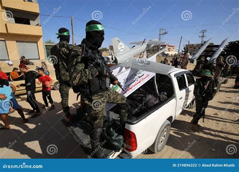 Miembros De Las Brigadas Ezzal Din Alqassam Del Brazo Armado Del